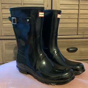 Black glossy Hunter rain boots with liners